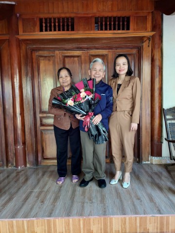 Đảng uỷ - HĐND- UBND - UBMTTQ xã Sơn Bằng tặng hoa và quà chúc mừng 41 năm ngày nhà giáo Việt Nam